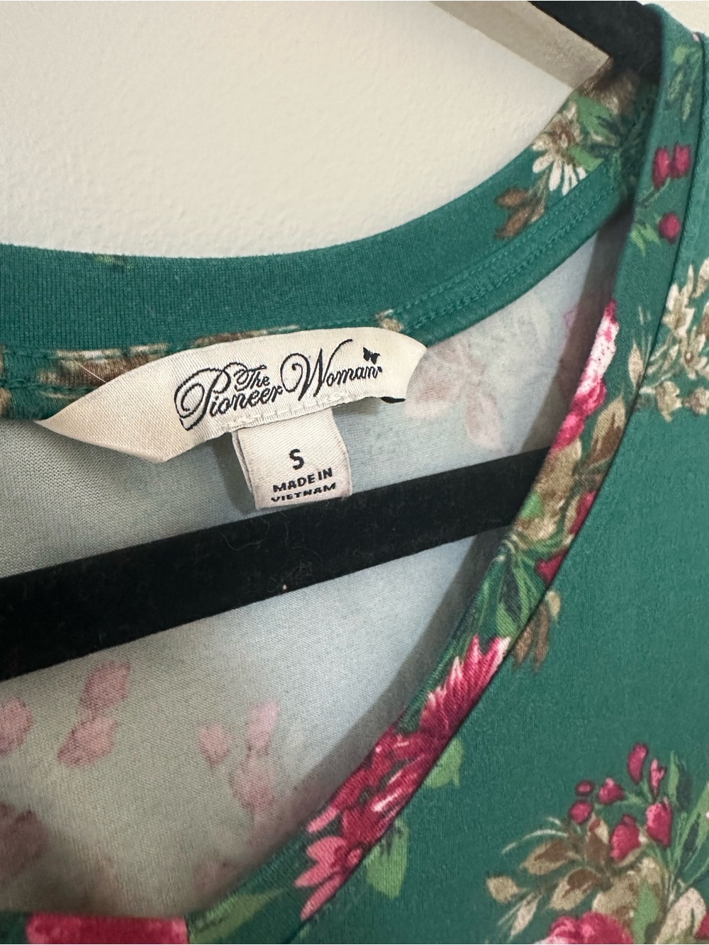 The Pioneer Woman Green Floral V-Neck Long Sleeve Top with Pink Roses - Picture 2 of 5